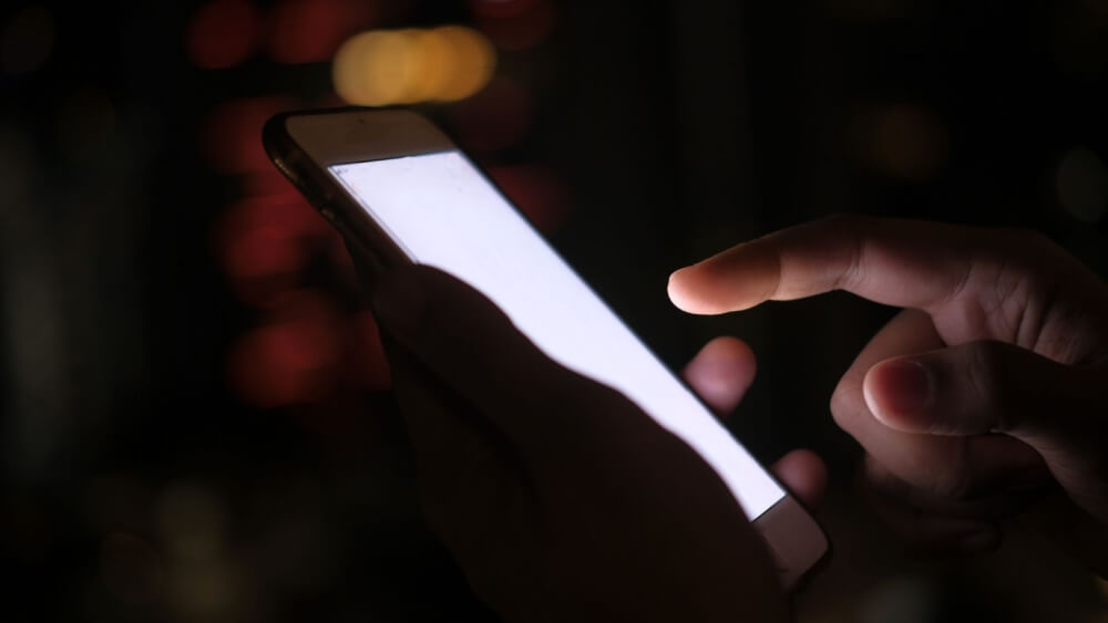 Flirt przez SMS – sekretne słowa, które rozbudzają pożądanie