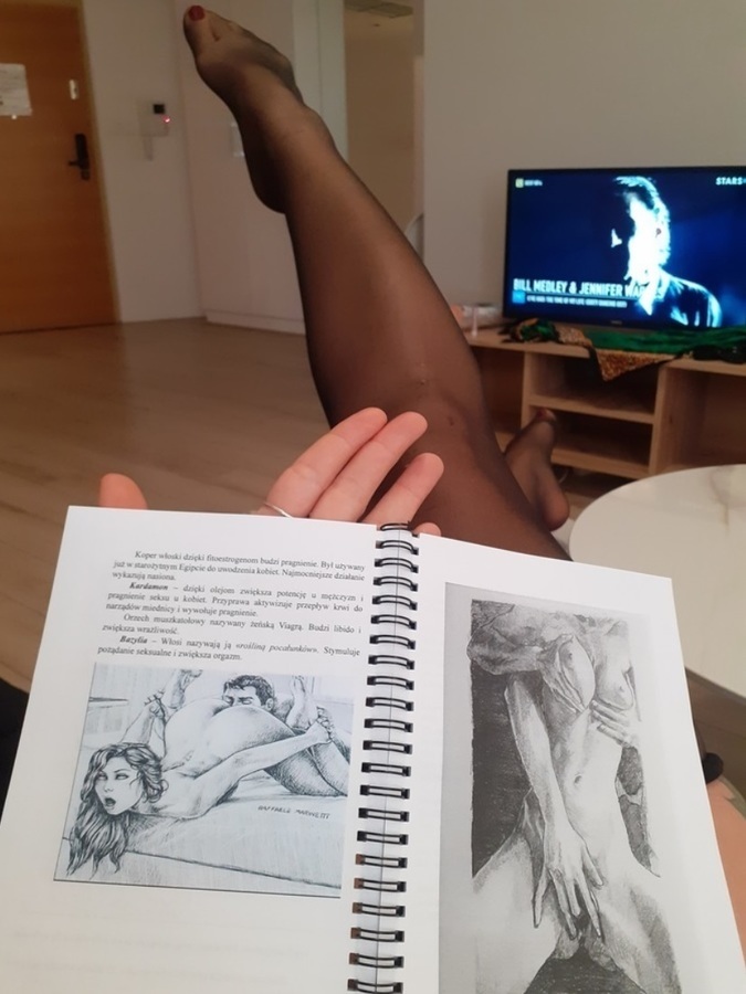Wolicie czaraną, czy białą bieliznę u kobiety? 