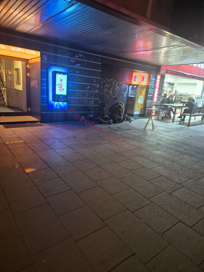 Czerwona ulica nocą