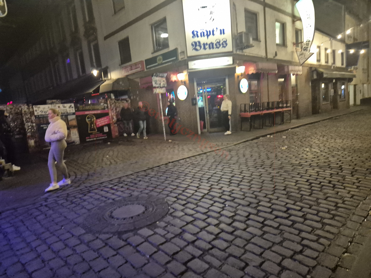 Czerwona ulica nocą