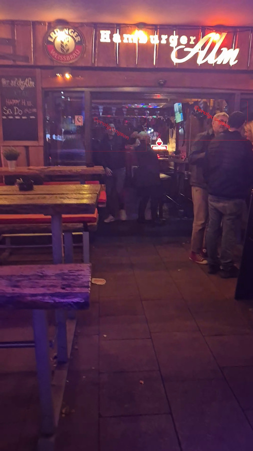 Czerwona ulica nocą